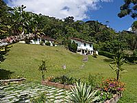 Sitio no centro de Rio Bonito com 3 casas, lindo jardim, gua mineral abundante...